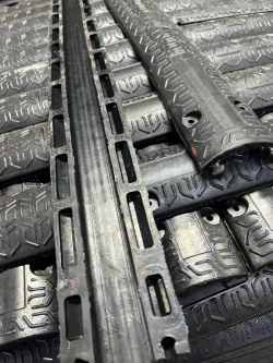 Гибкий кабель-канал для проводов (кабельный трап, капа) резиновый, черный, напольный, 1 канал 36*15 мм., 1000мм*80мм*25мм