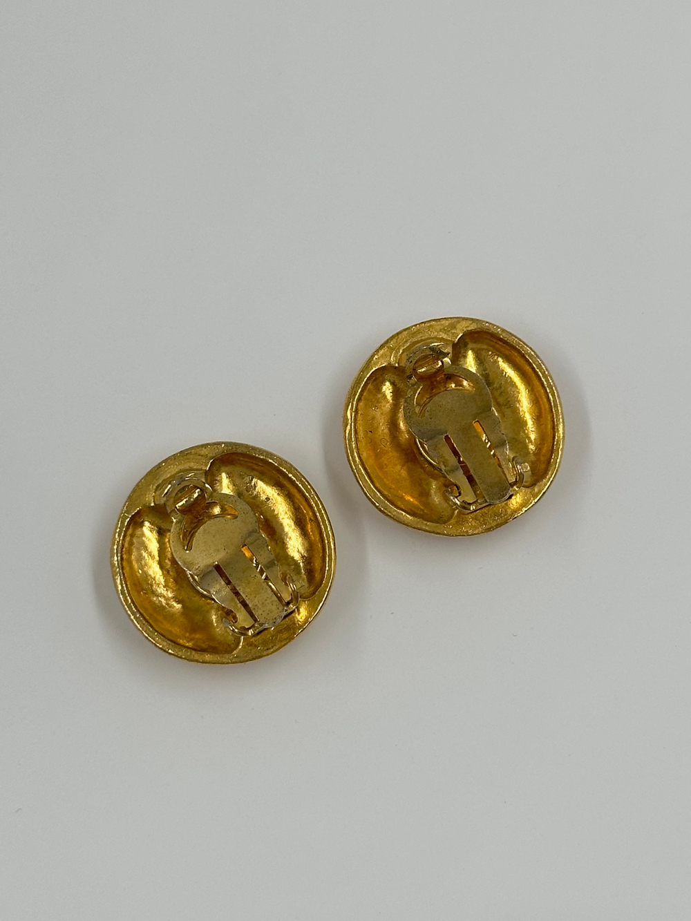 Клипсы с лого Chanel