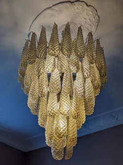 Эффектная люстра с каскадом фактурных стеклянных подвесок ✨