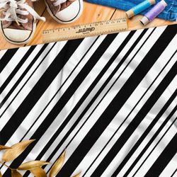 Ткань интерлок принт с чёрными полосками на белом фоне