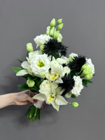 Букет невесты и бутоньерка с черным эрингиумом