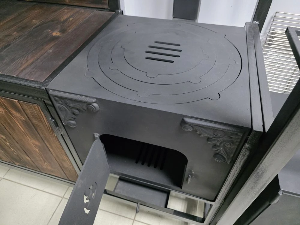 Мангальная зона с крышей 5 мм «Шашлычник с фартуком»  Казань Если вы подбираете мангальную зону с крышей в Казани, «Шашлычник с фартуком» — удобный вариант для дачи и частного дома. Здесь есть мангал из стали 5 мм с крышкой и термодатчиком, регулировка тяги через шиберы и зольник, а рядом — печь под казан 45×45, рассчитанная на казаны от 3 до 16 литров, с трубой и заслонкой. Рабочая поверхность между мангалом и печью помогает готовить без суеты, а два закрытых шкафчика решают вопрос хранения: шампура, казан, уголь и аксессуары всегда будут на месте и защищены от влаги. Если нужно, организуем доставку и установку, а также можем изготовить мангальную зону под заказ по вашим размерам и задачам.  Если вы сейчас выбираете мангальную зону в Казани и хотите посмотреть варианты вживую, приезжайте к нам в магазин — подберём несколько моделей под ваш бюджет и задачи, покажем комплектации и поможем выбрать оптимальный вариант