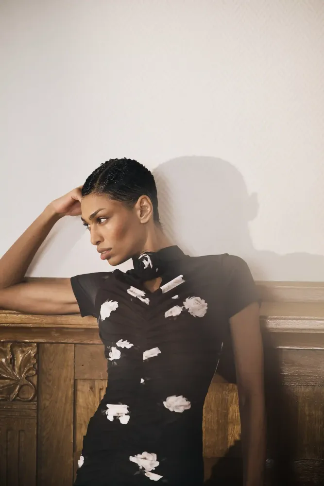 Amanda midi, платье миди с коротким рукавом из молочного бифлекса с цветочным принтом