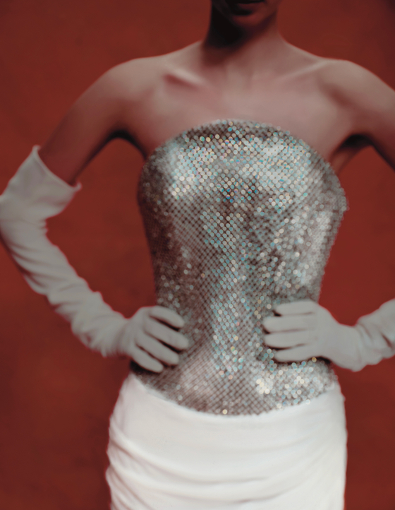 Платье из шелкового шифона с корсетом из кристаллов