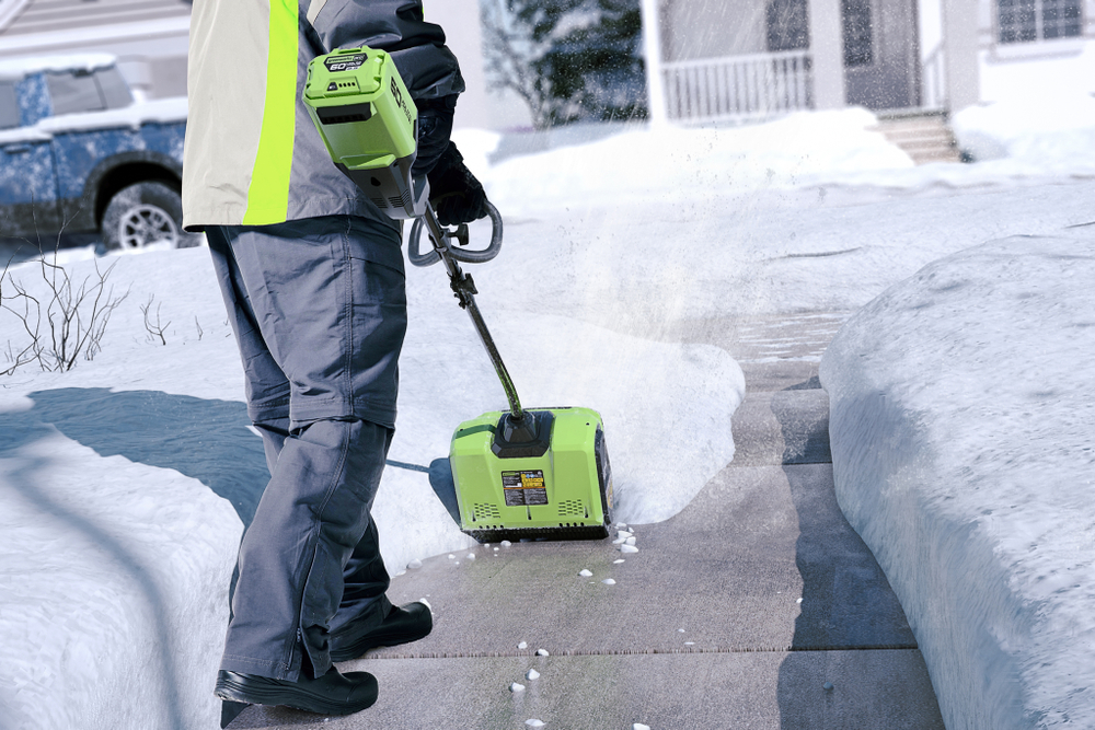 Аккумуляторный снегоуборщик GREENWORKS GD60SS 60V 30 см (2602607UG) с АКБ 5 Ah и ЗУ