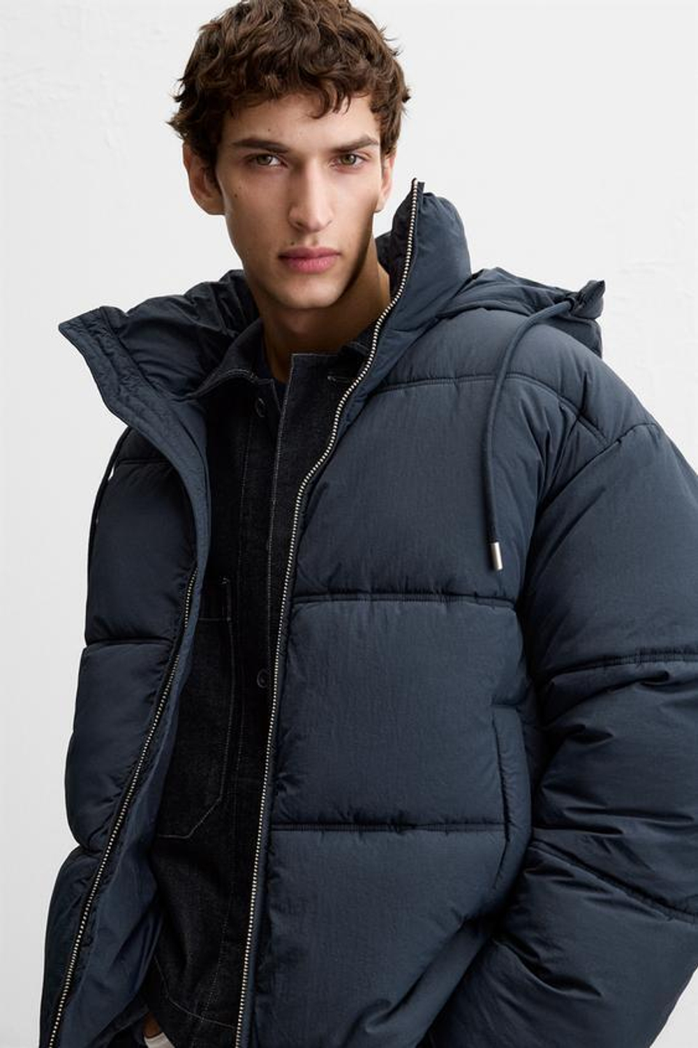 ZARA ПУХОВИК С КАПЮШОНОМ, СИНИЙ/ЧЕРНЫЙ