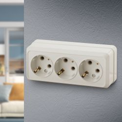 Розетка Intro Quadro 2-206-02 с заземлением трехместная 3х2P+E, 16А-250В, IP20, ОУ, слоновая кость
