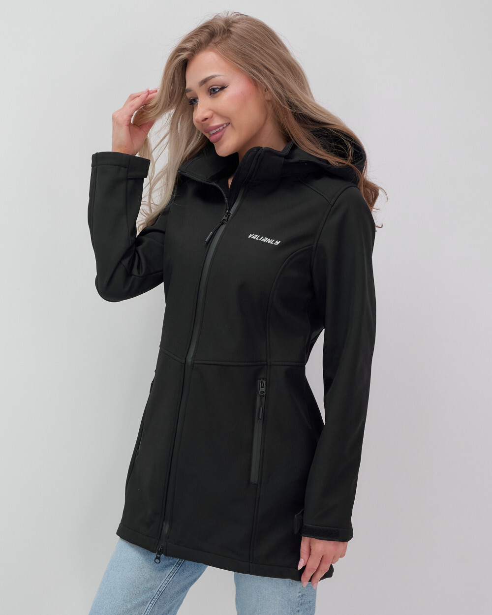 Парка спортивная женская с капюшоном softshell черного цвета 9568Ch