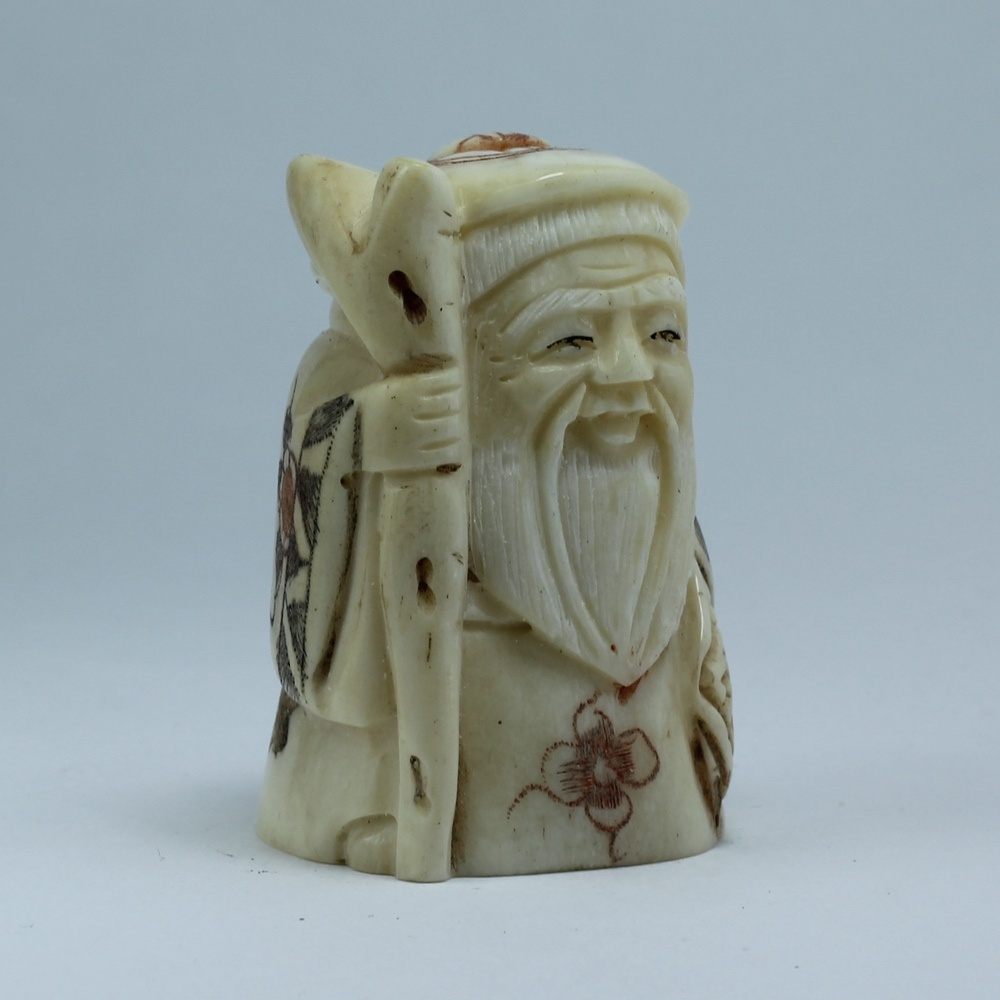 Нэцкэ Шоусин с посохом