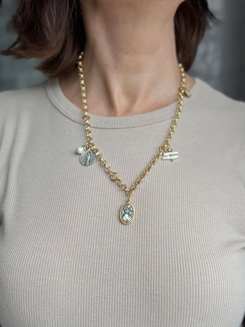 Легкое колье с жемчугом и монетами. Гальванические цепи. Регулировка длины.