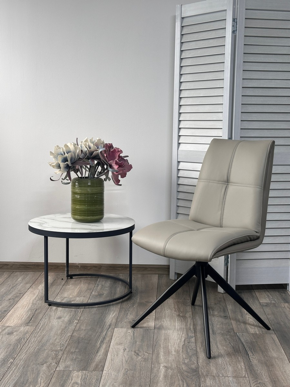 Стул М-City DISAUR Вигге (Vigge) поворотный на поворотный на 360 градусов, Hf017-11, Hf017-12 Бежевый, Экокожа, Черный каркас