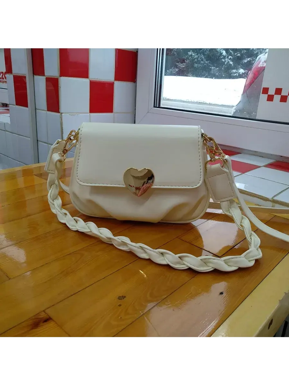 Сумка через плечо маленькая.