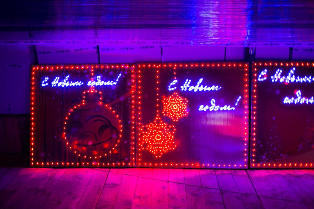 Светящееся ограждение и подиум для большой елки