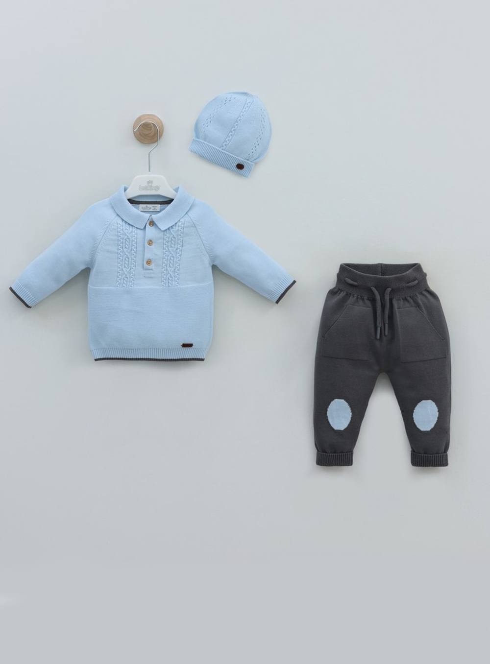 джемпер поло с брюками и шапочкой