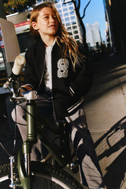 ZARA БОМБЕР ИЗ ФЕТРА С НАШИВКОЙ, ЧЕРНЫЙ