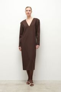 Платье с акцентными плечами