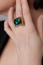 Кольцо прямоугольный зеленый кристалл в рамке, оттенок золото антик