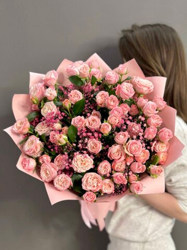 Букет из кустовых пионовидных роз сорта "Мадам Бомбастик" и гипсофилы