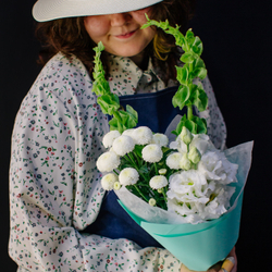 11. Стойкий букет в современном стиле с молюцеллой