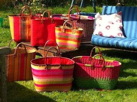 Корзины и сумки цветные из текстильного плетения