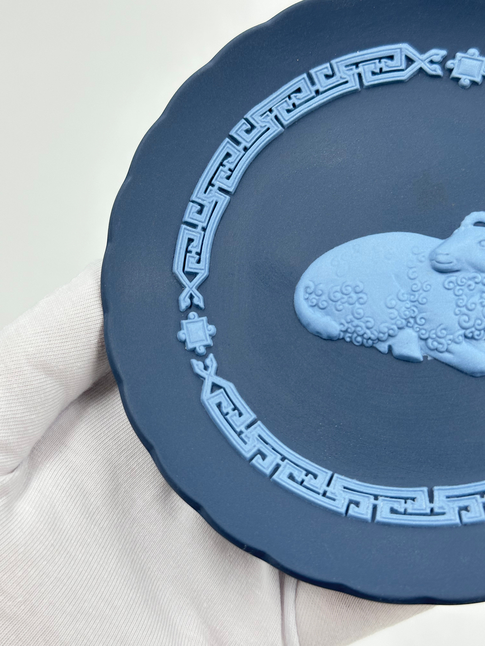 Тарелка декоративная Wedgwood «Год Овцы» тёмно-синяя