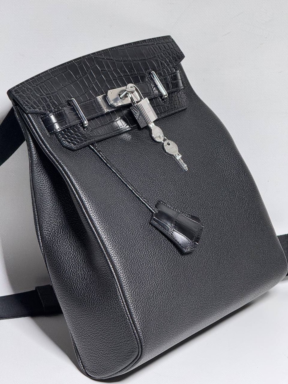 Нагрудная сумка-слинг Hermes со вставками из кожи крокодила