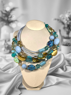 Колье из бусин на проволоке с памятью