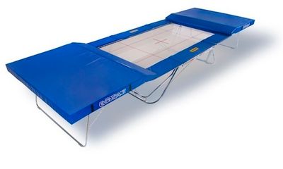 Спортивный батут складной "Eurotramp Ultimate" со страховочными столами - гнутая гальванизированная рама (овальный профиль) - соревновательная прошитая сетка