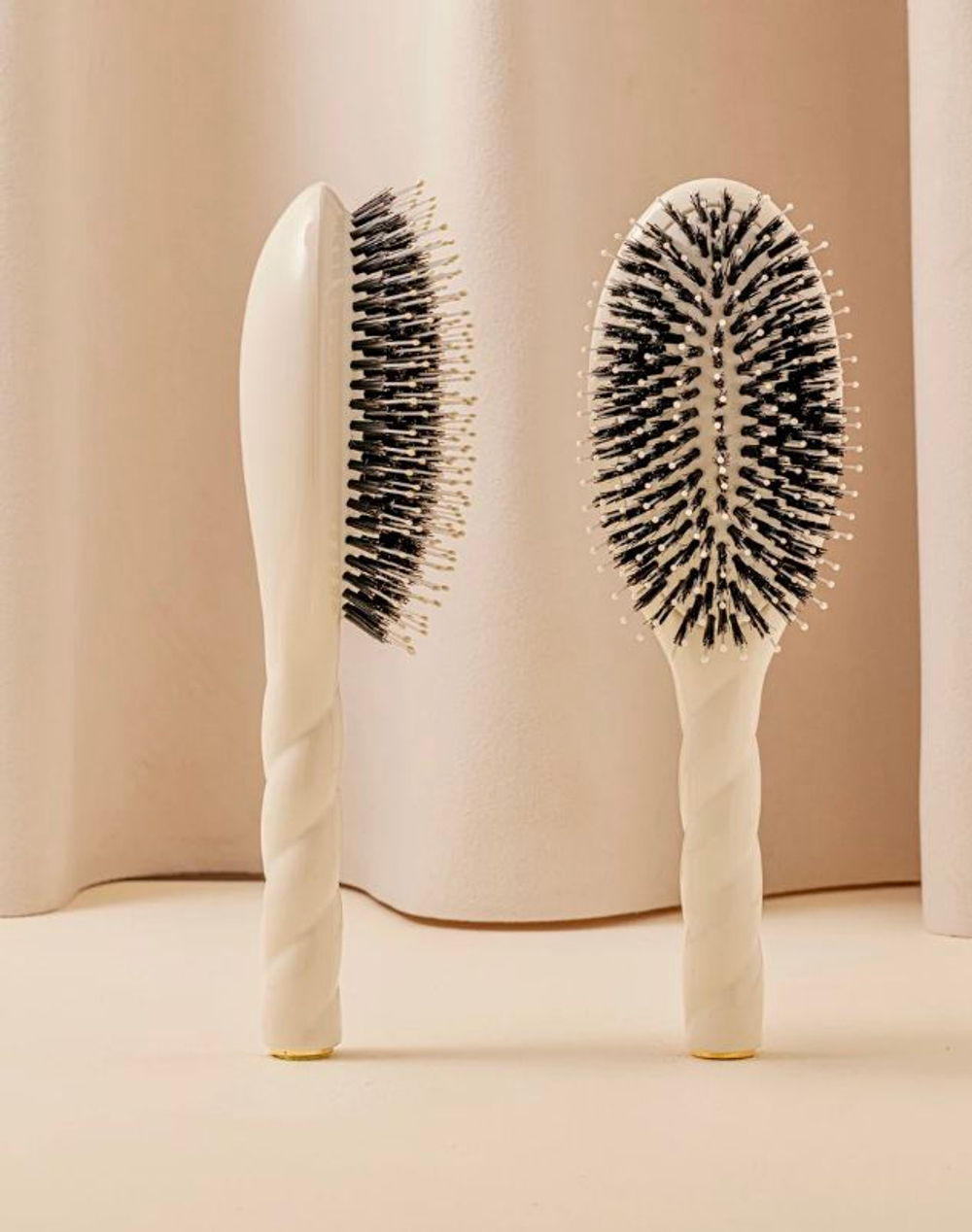 La Bonne Brosse Массажная расческа для волос N 03 Essential Sensitive Scalp Brush - Creamy White