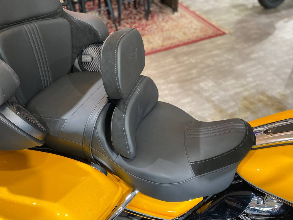 Harley-Davidson CVO Road Glide Limited (Hightail Yellow Pearl)