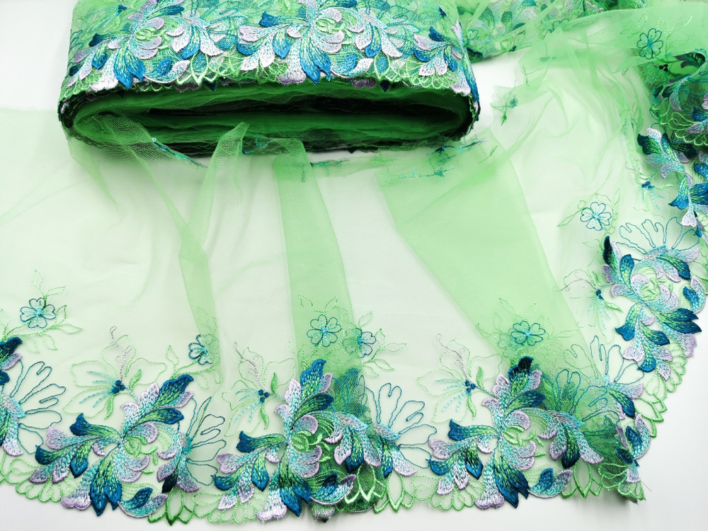 Вышивка на сетке, 25 см, ПРАВАЯ, цветы на салатовом фоне (Артикул: VS-2030), м