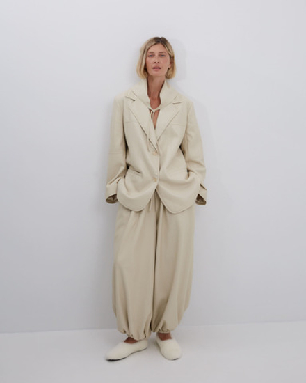 Брюки на резинке из искусственной кожи молочный