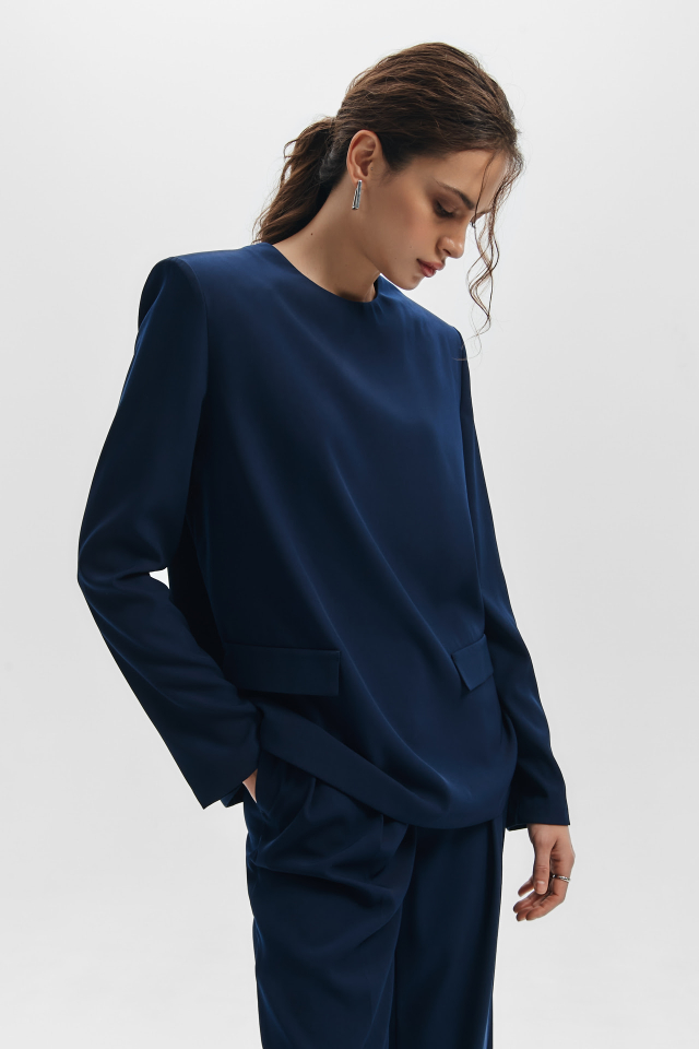 Блузка оверсайз силуэта из костюмной ткани