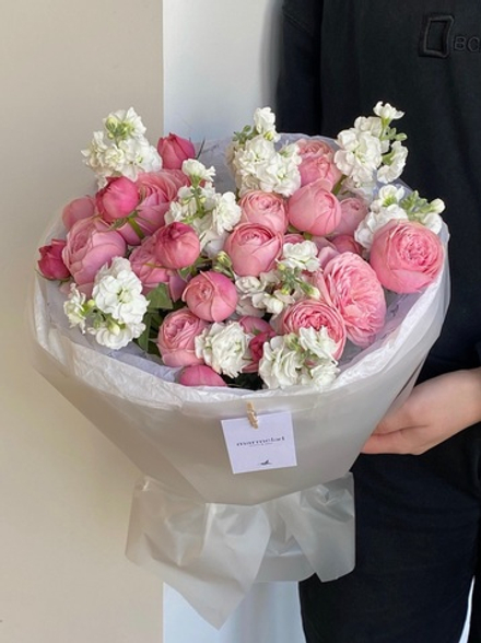 Авторский букет из яркой кустовой пионовидной розы с маттиолой