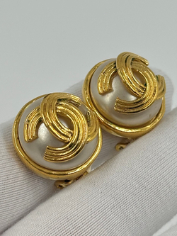 Клипсы Chanel с «жемчугом» и лого