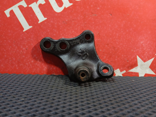 Кронштейн цилиндра подъема кабины