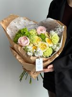 Сборный букет из гортензии, маттиолы, кустовых пионовидных роз, ранункулюсов и вибурнума