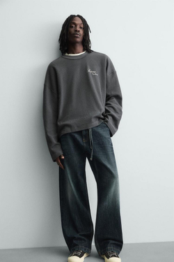 ZARA ТОЛСТОВКА С РЕЛЬЕФНОЙ ТКАНЬЮ И НАДПИСЬЮ, СВИНЦОВЫЙ