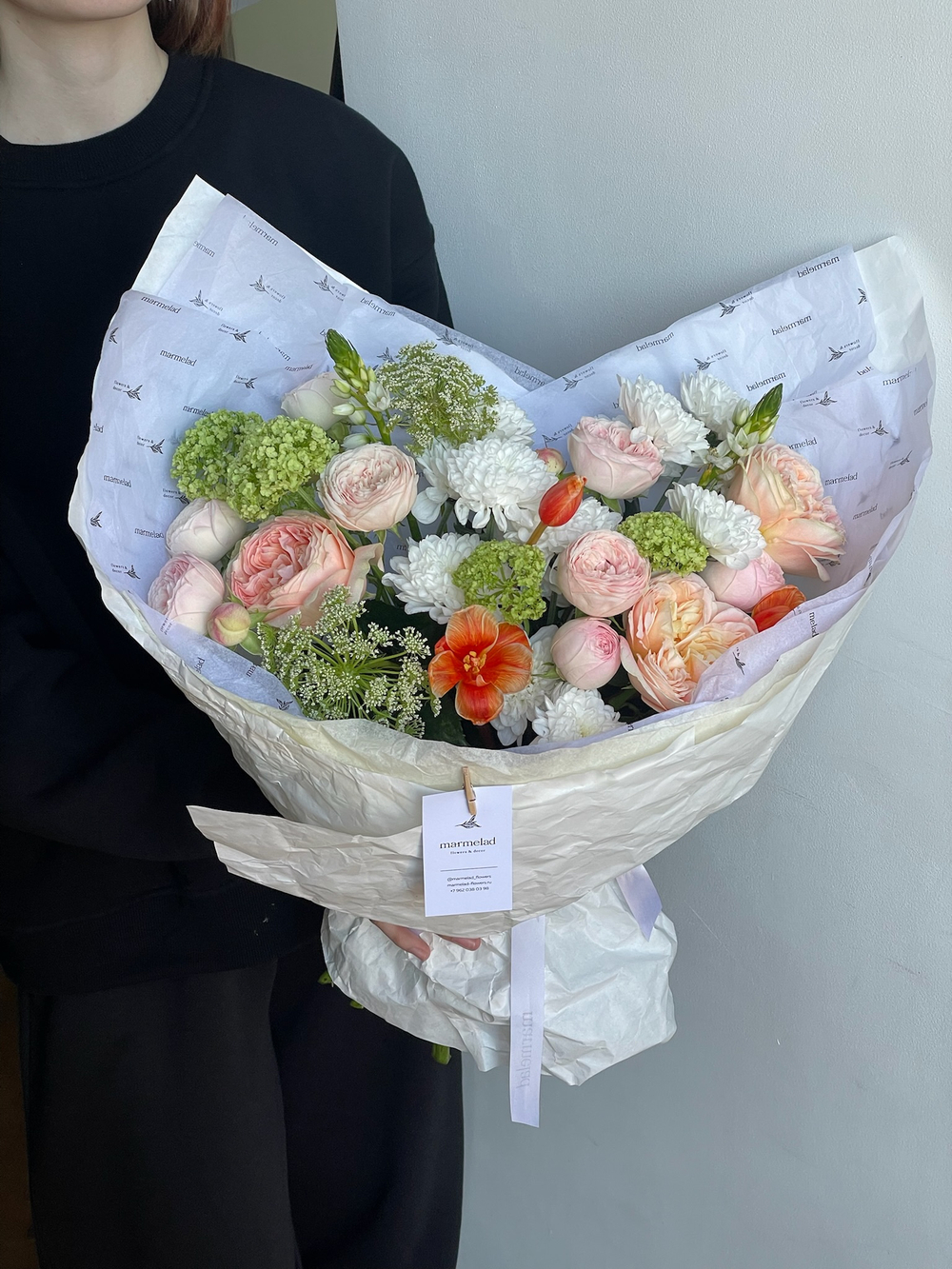 Букет из кустовых пионовидных роз, вибурнума, амми, оргитогалума и тюльпанов