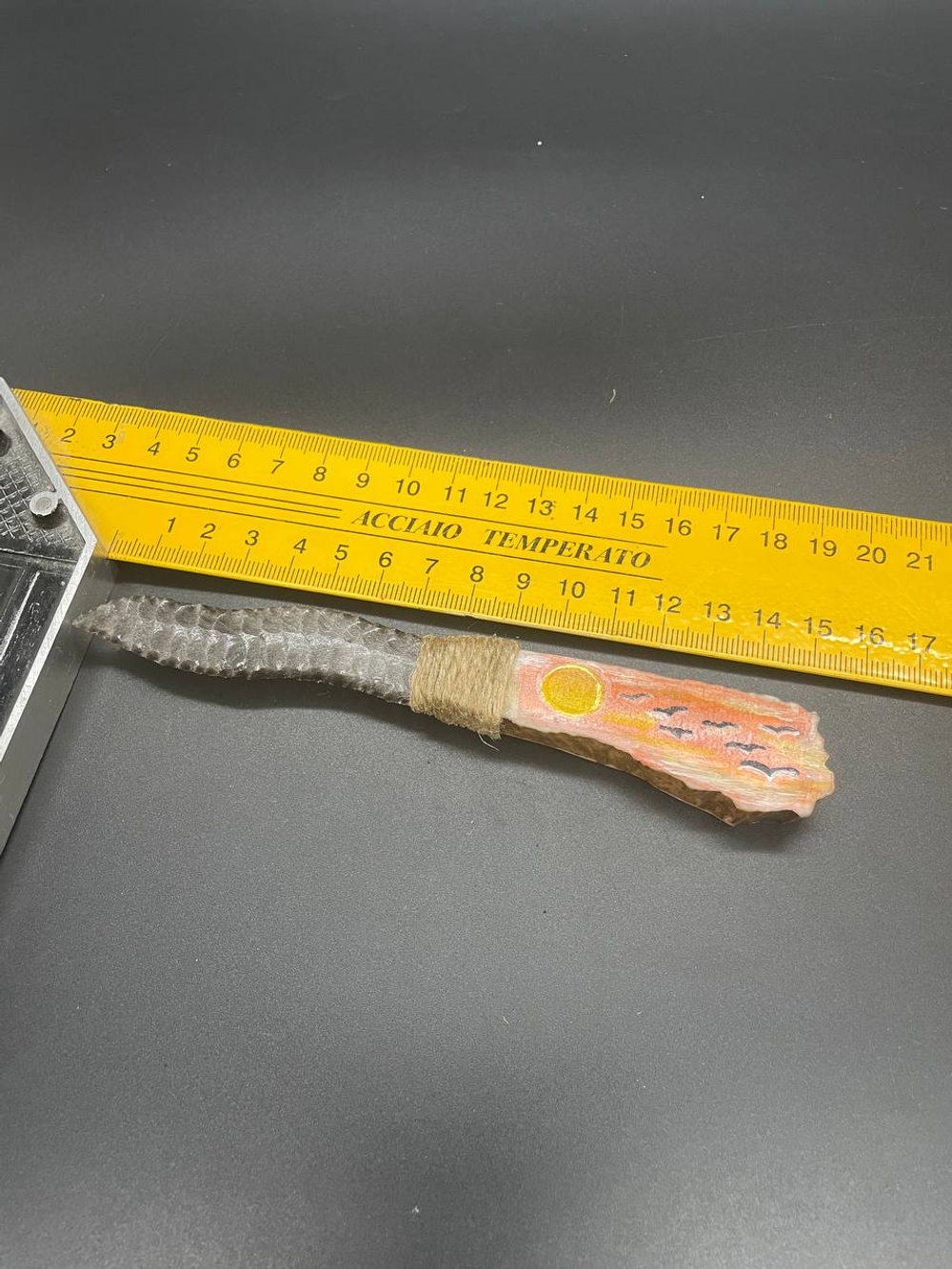 Обсидиановый нож зигзаг с рукояткой из рога оленя с рисунком "Закат и птицы" 15 см