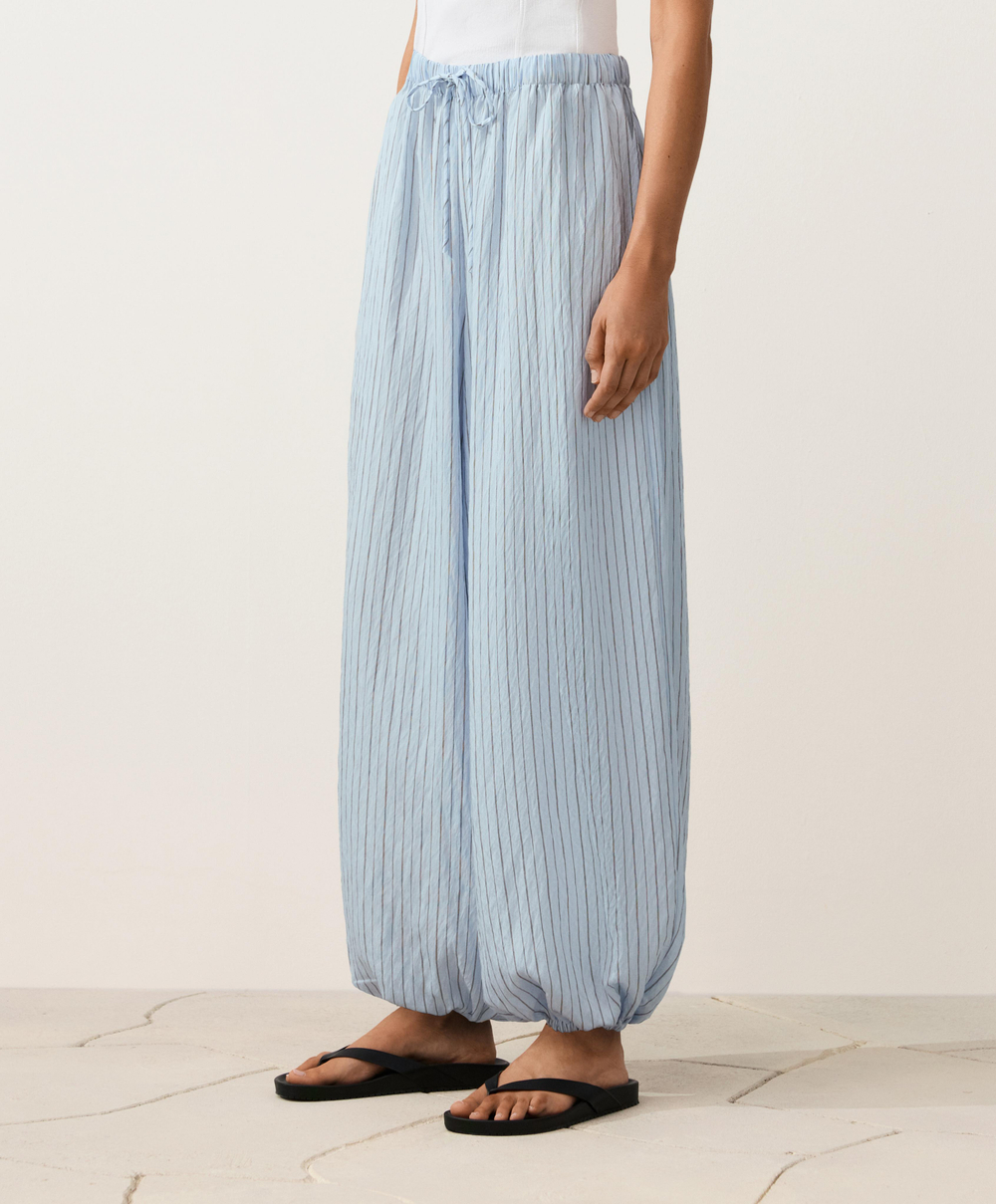 OYSHO Длинные брюки-блумер полосатые, пыльно-голубой