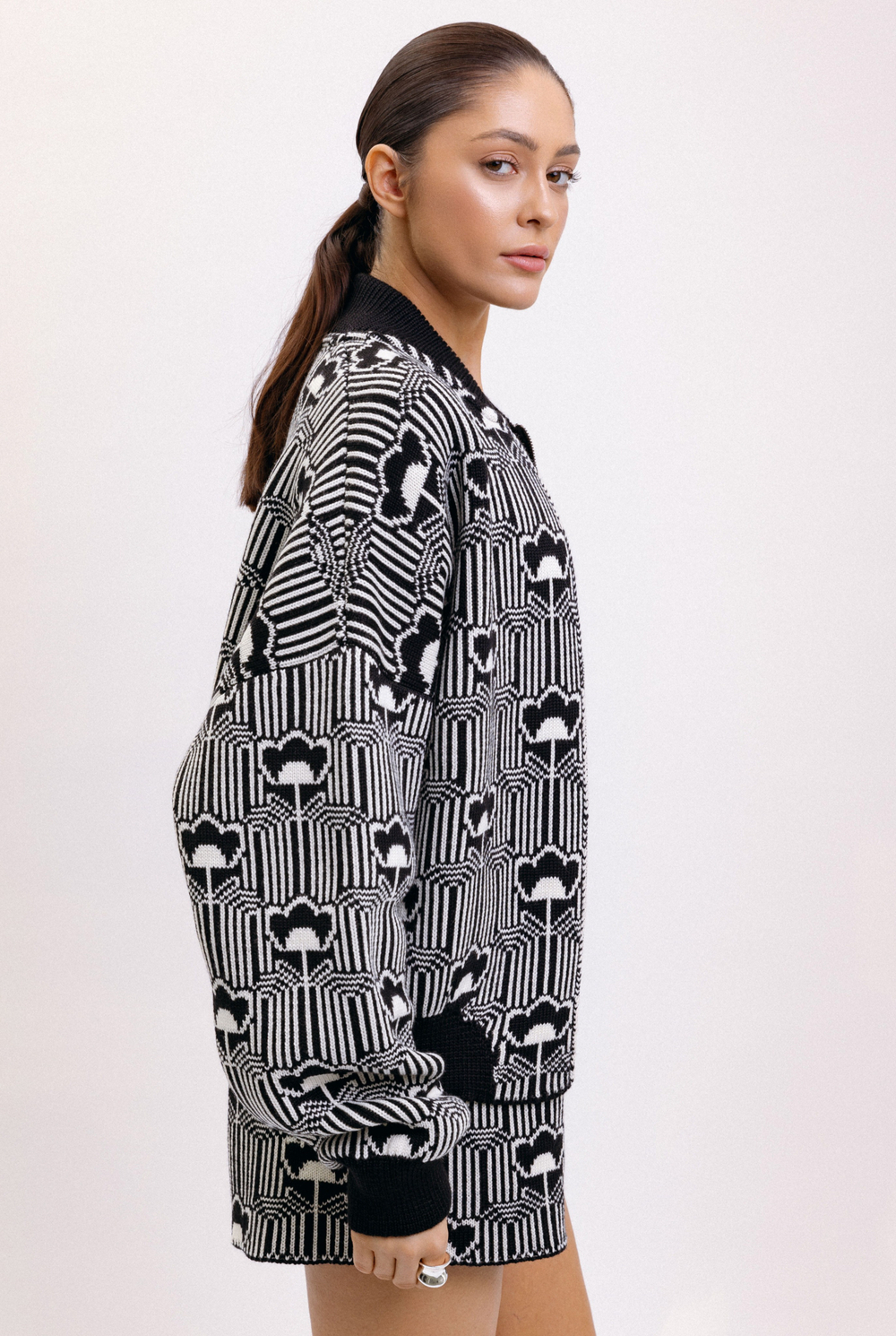 Бомбер с цветочным орнаментом