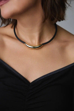 Колье "Моно" черный каучук с золотой вставкой