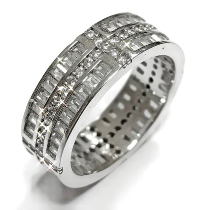 Ювелирное кольцо из серебра с фианитами