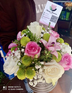 Смешанные цветы в круглой коробке