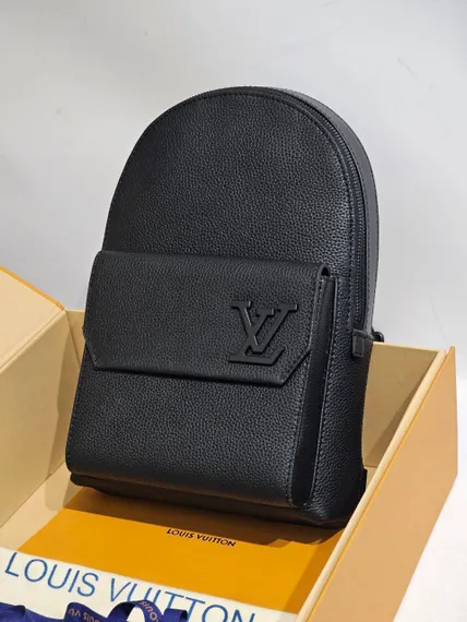 Сумка-слинг Louis Vuitton Pilot черный