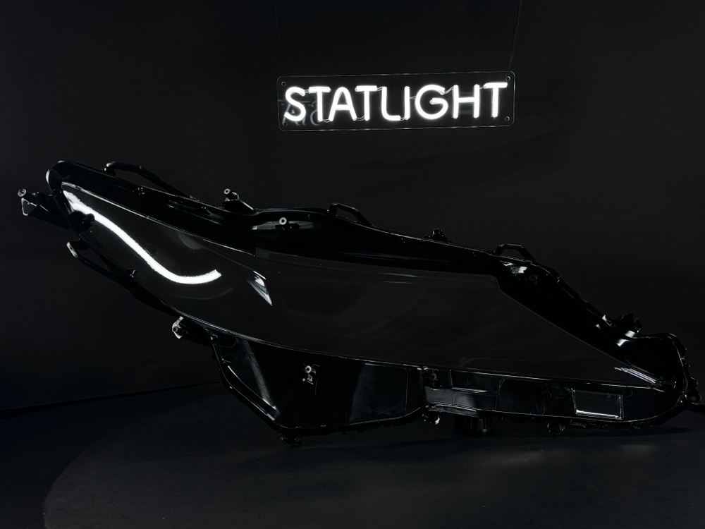 Левое стекло фары Toyota Camry XV70 рест 2017-2020