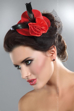 Красная шляпка с цветком и чёрными пёрышками (Размер: S-M-L) (Цвет: красный с черным)