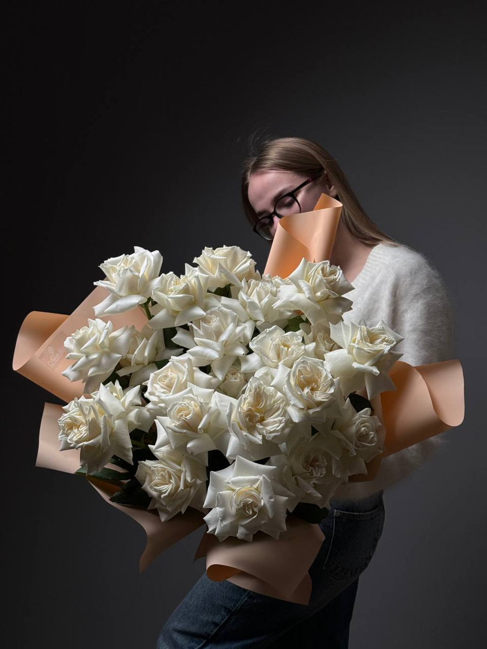 35 белых французских роз в упаковке