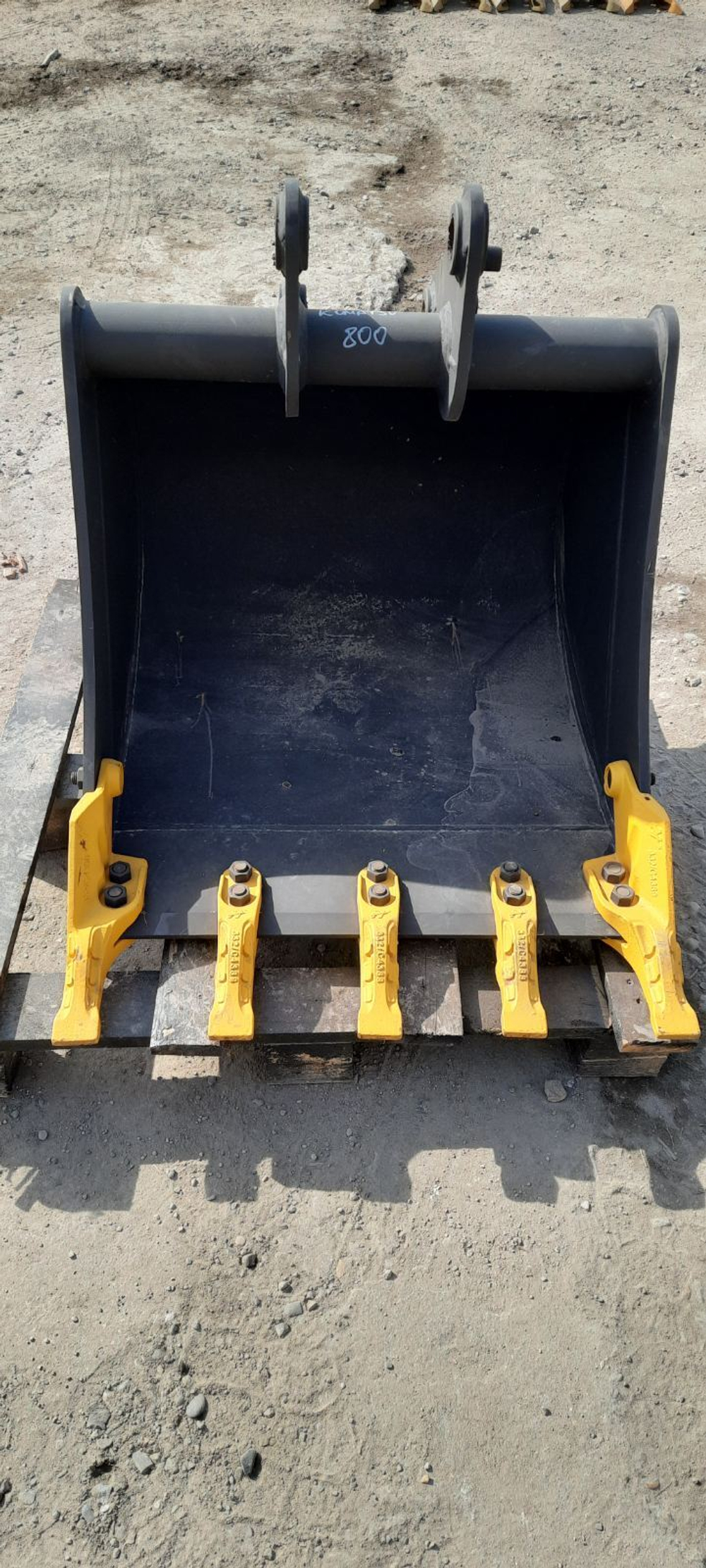 Ковш Komatsu WB93/WB97 800 мм 0,22 м3 (42N-812-1610)